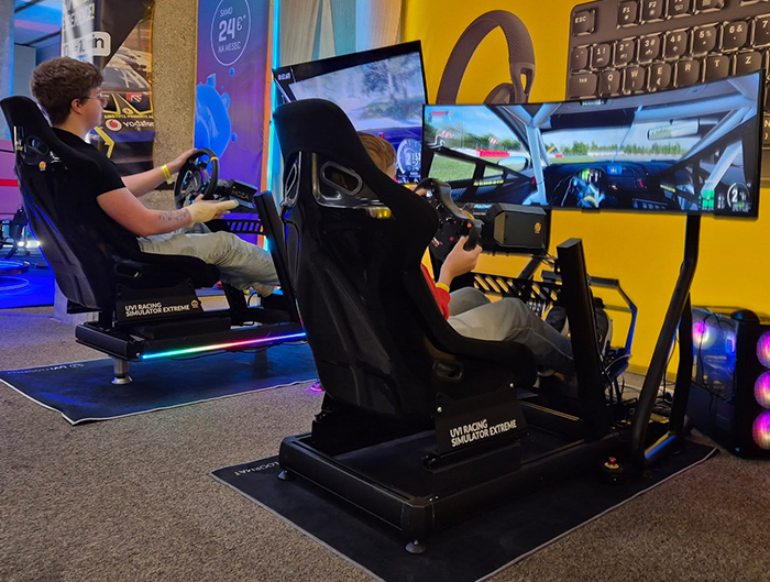 Najem kompleta UVI Racing Simulator EXTREME z opcijo motion simulacije